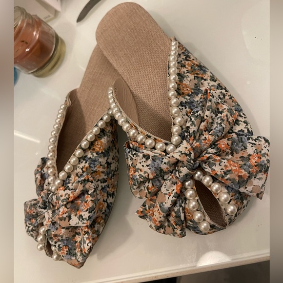 New size 8 shoes. Super cute - Picture 2 of 2